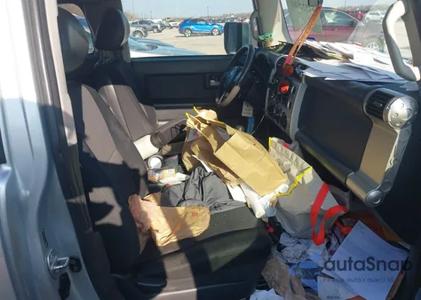 2007 Toyota Fj Cruiser z USA, uszkodzony, nr VIN JTEZU11F570008847